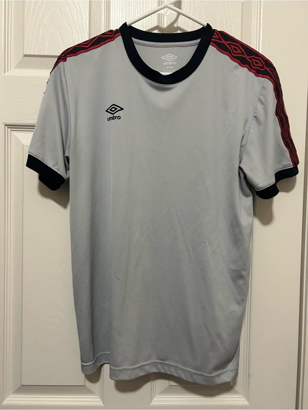 Umbro Soccer Jersey with Sleeve Piping Logo Men’s Medium